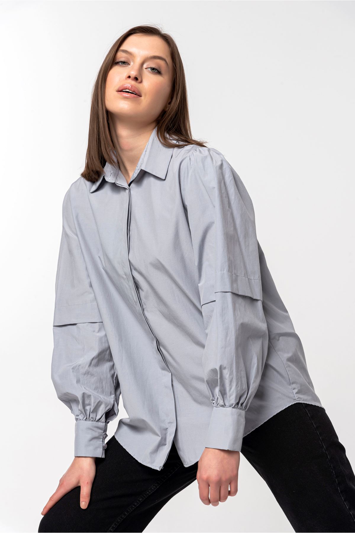 Мягкий ткань отложной воротник оверсайз / женская рубашка - Серый