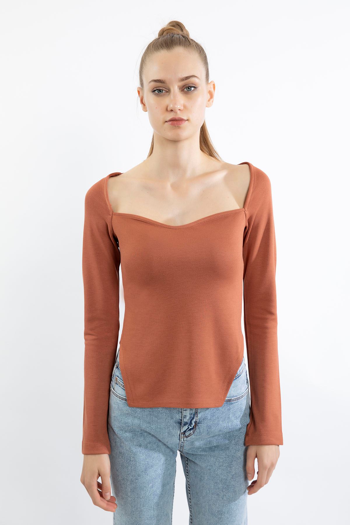 Çelik Örme Kumaş Uzun Kol Kalp Yaka Asimetrik Detaylı Kadın Bluz-Taba