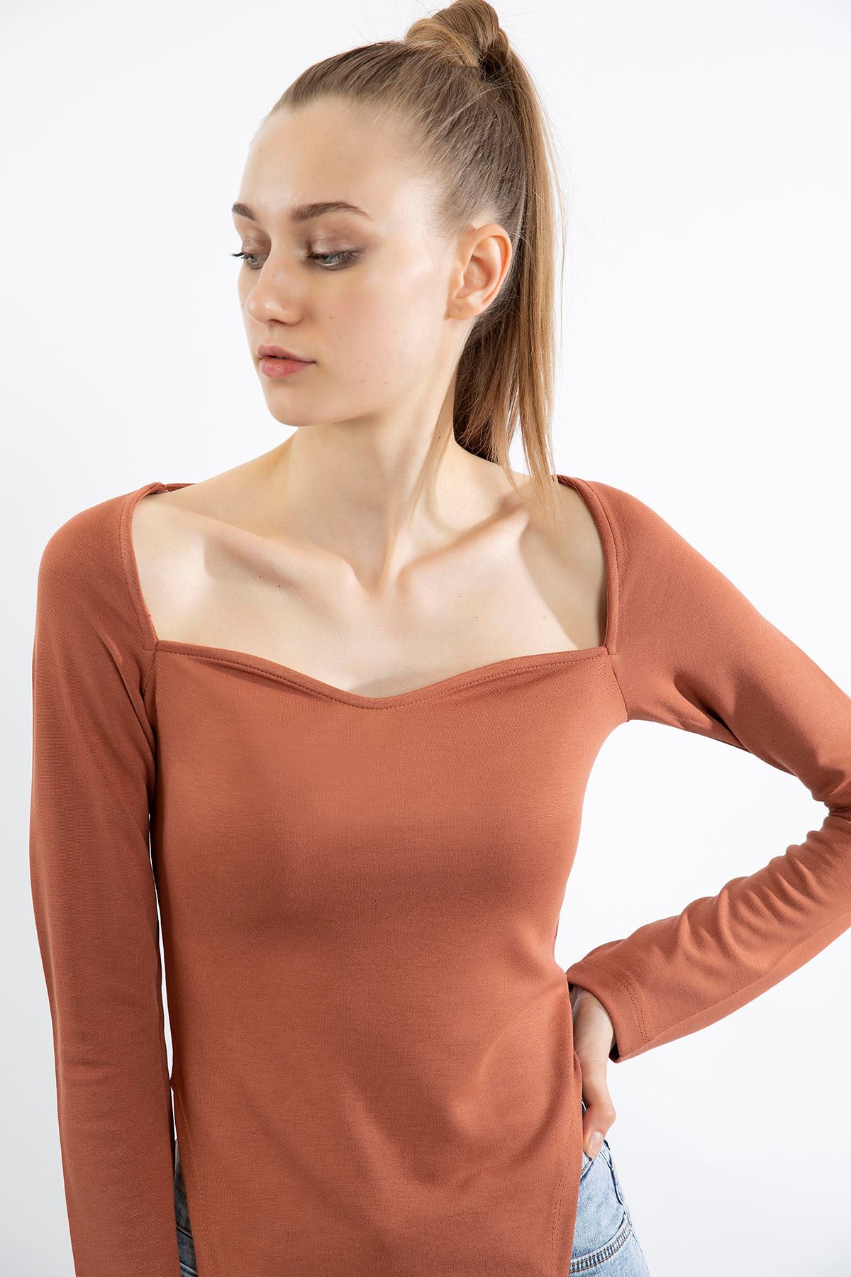 Çelik Örme Kumaş Uzun Kol Kalp Yaka Asimetrik Detaylı Kadın Bluz-Taba