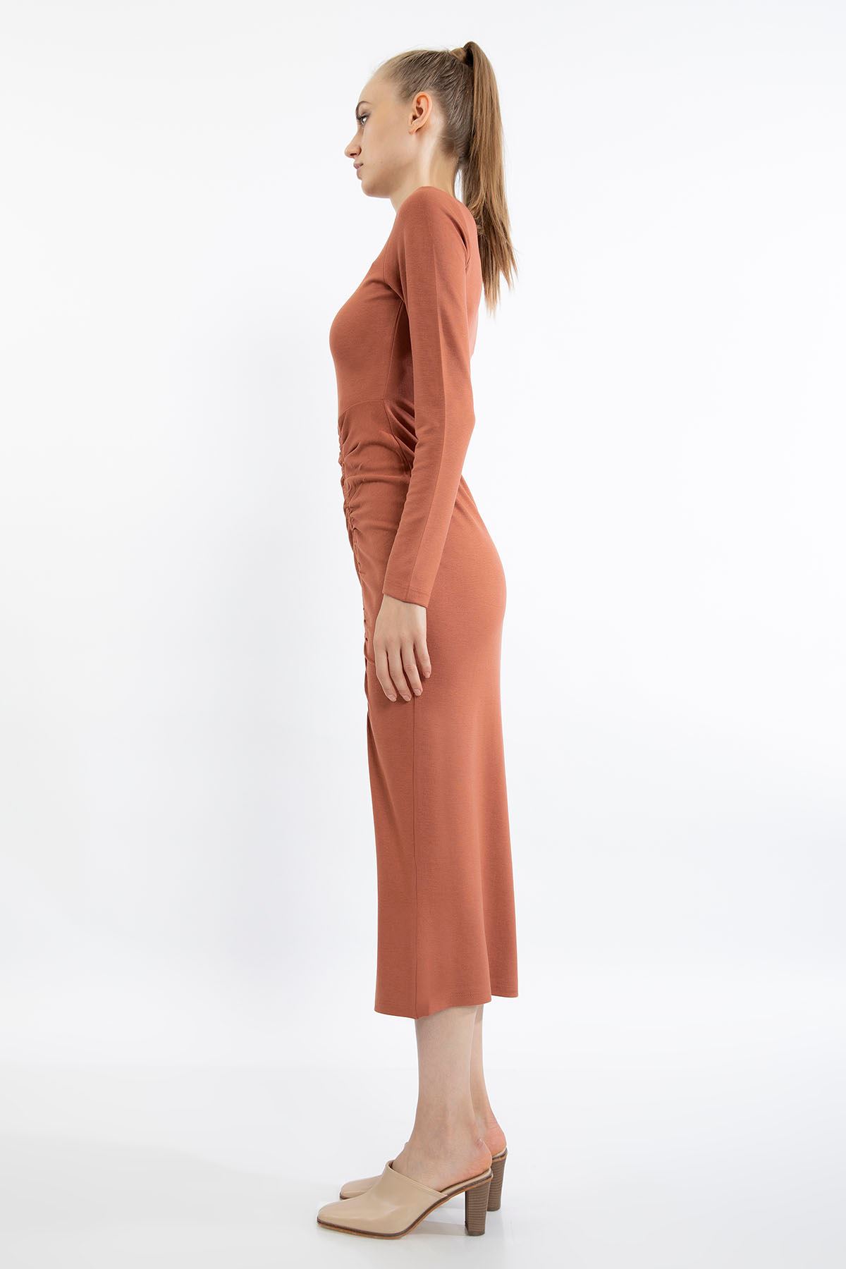 Çelik Örme Kumaş Dar Kalıp Büzgü Detay Yırtmaçlı Kadın Elbise-Taba