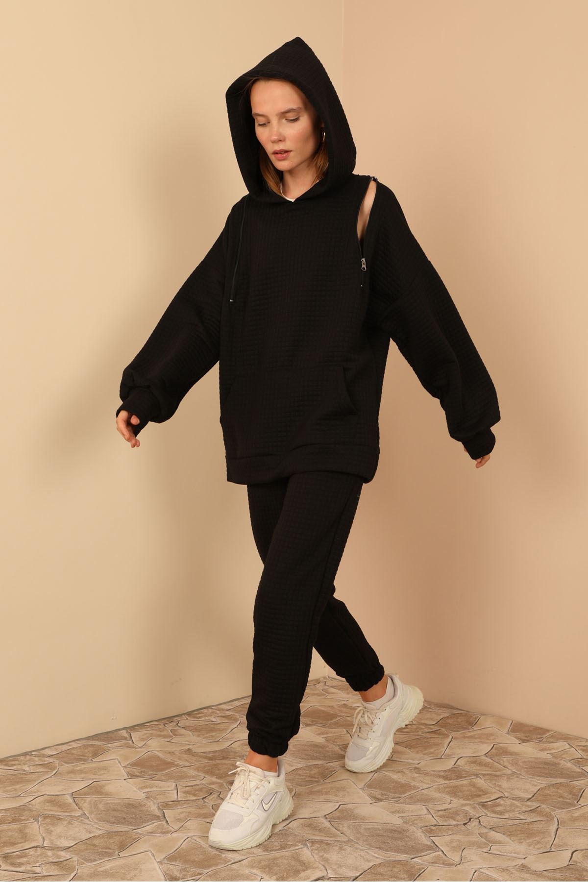 Petek Kumaş Uzun Kol Kapüşonlu Fermuar Detaylı Kadın Sweatshirt-Siyah