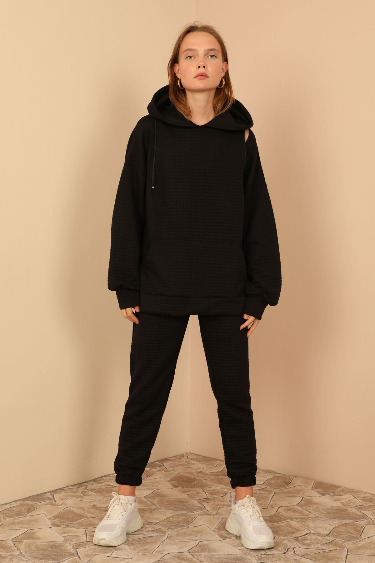 Petek Kumaş Uzun Kol Kapüşonlu Fermuar Detaylı Kadın Sweatshirt-Siyah
