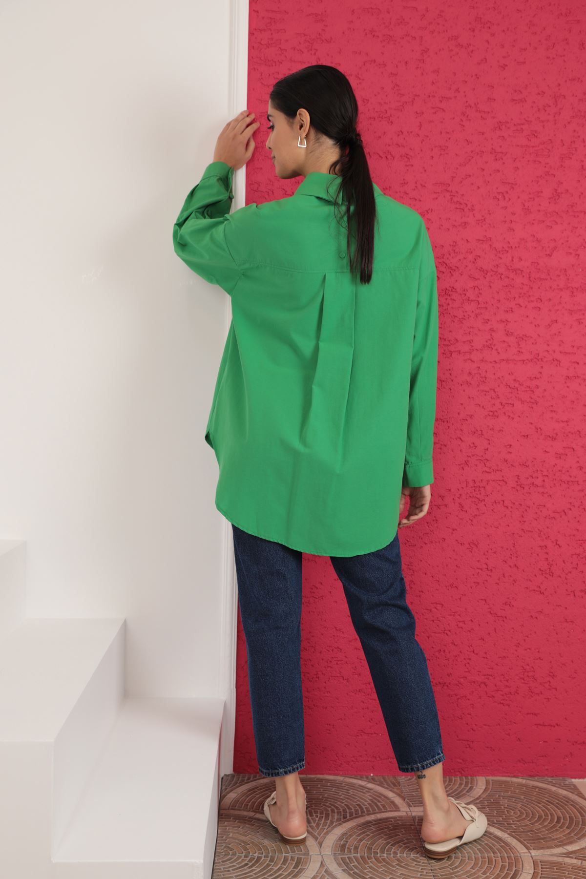 قميص نسائي ذو اكمام طويلة و ازرار في جهة الظهر-اخضر