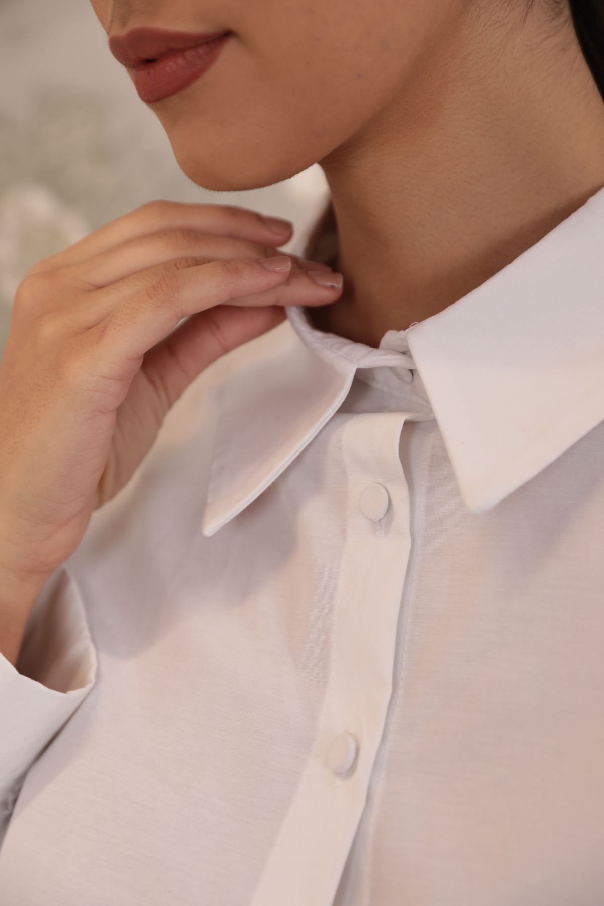 Soft Kumaş Kol Ve Arka Roba Düğme Detay Kadın Gömlek-Beyaz
