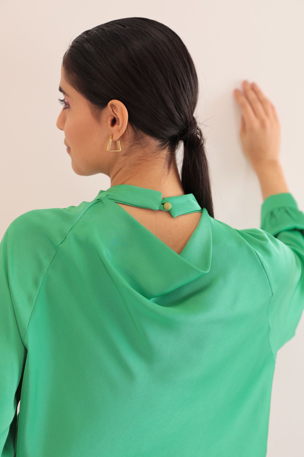 Kobe Saten Kumaş Sırt Detay Kadın Bluz-Yeşil