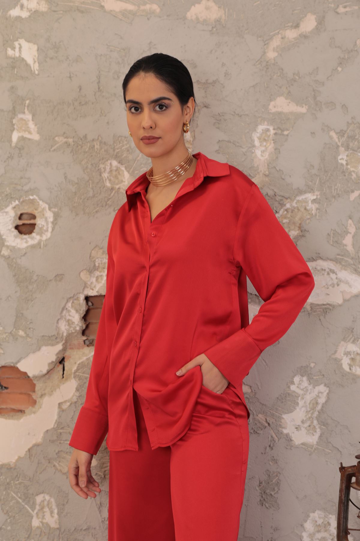 Классическая женская рубашка с широкими манжетами Kobe из атласной ткани-Kрасный