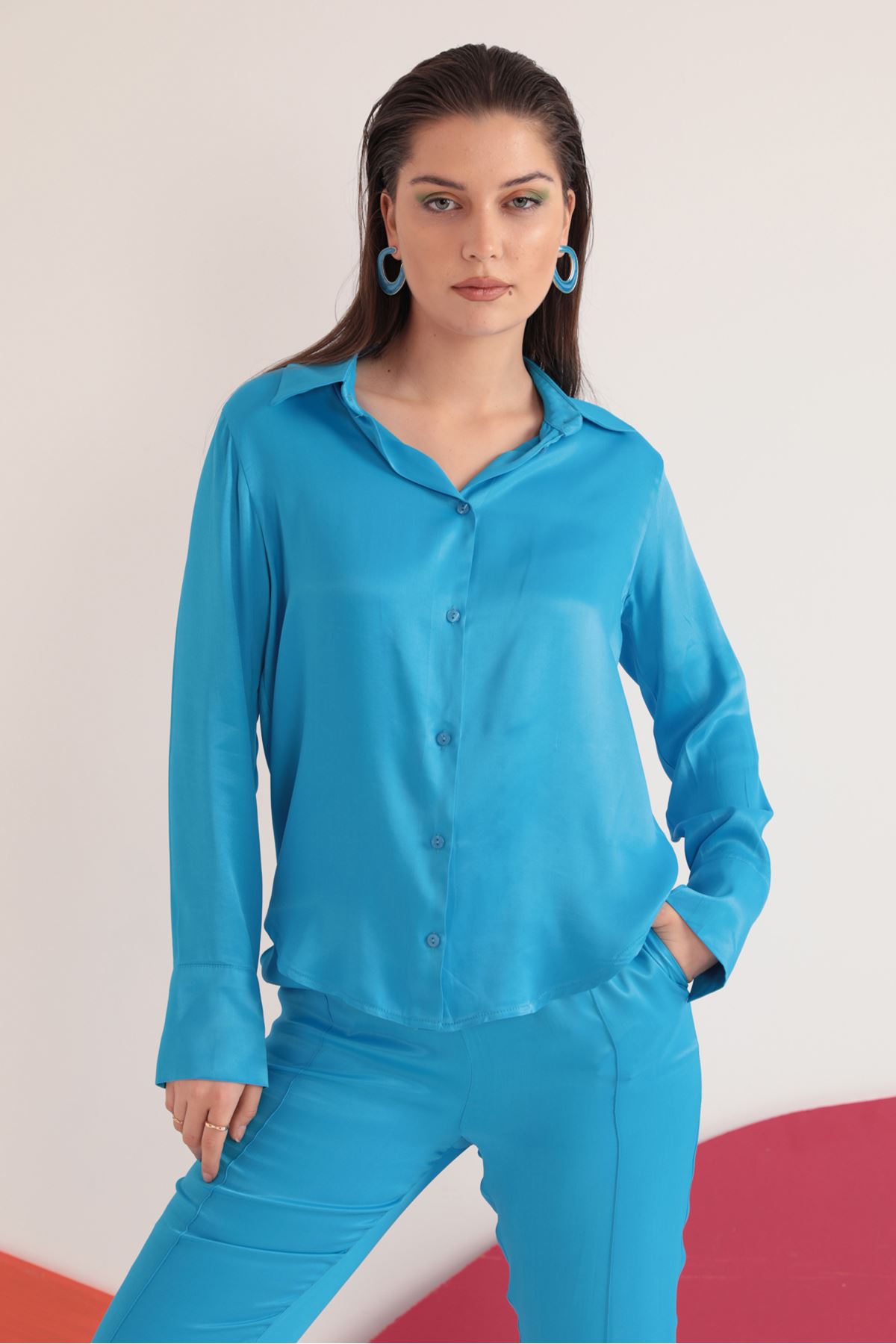 Базовая женская рубашка из атласной ткани-Синий
