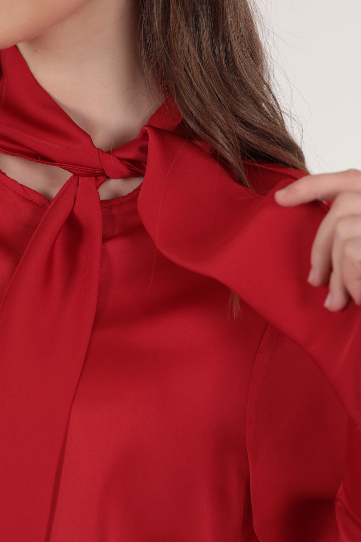 Kobe Saten Kumaş Düğmeli Fular Yaka Kadın Gömlek-Kırmızı