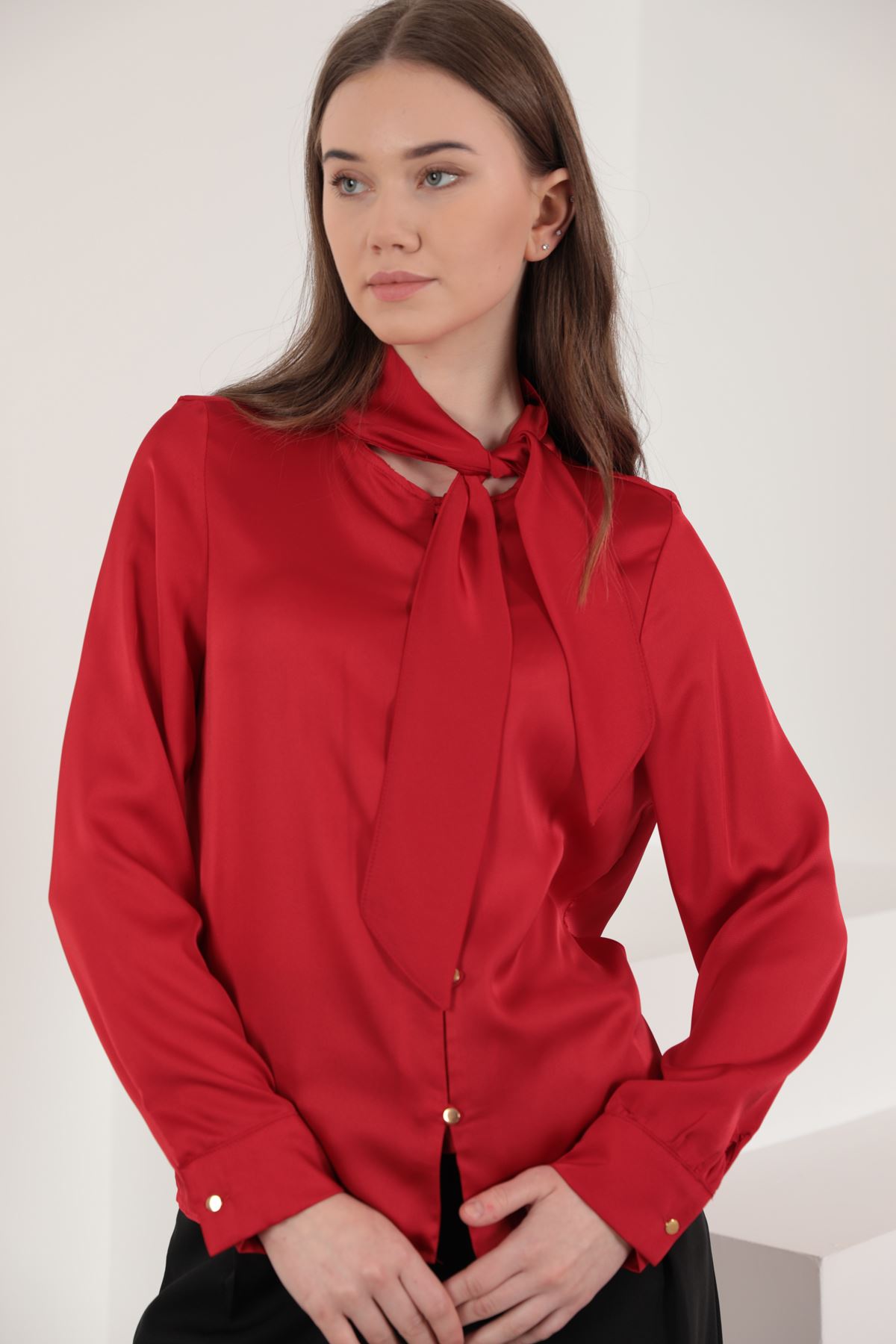 Kobe Saten Kumaş Düğmeli Fular Yaka Kadın Gömlek-Kırmızı