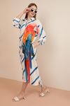 Женское платье-саксофон из вискозной ткани с узором попугая