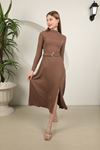 Женское платье с металлическим поясом - коричневое