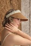 Женская шляпа с жемчужной фурнитурой - светло-бежевая