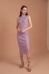 Трикотажное женское платье средней длиы с водолазочным  воротником-Лиловый