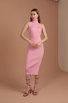 Трикотажное женское платье средней длиы с водолазочным  воротником-Розовый