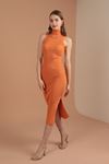Трикотажное женское платье средней длиы с водолазочным  воротником-Оранжевый