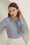 Женская укороченная рубашка из ткани в полоску-синяя