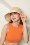 Женская шапка ручной вязки с жемчужинами - бежевая